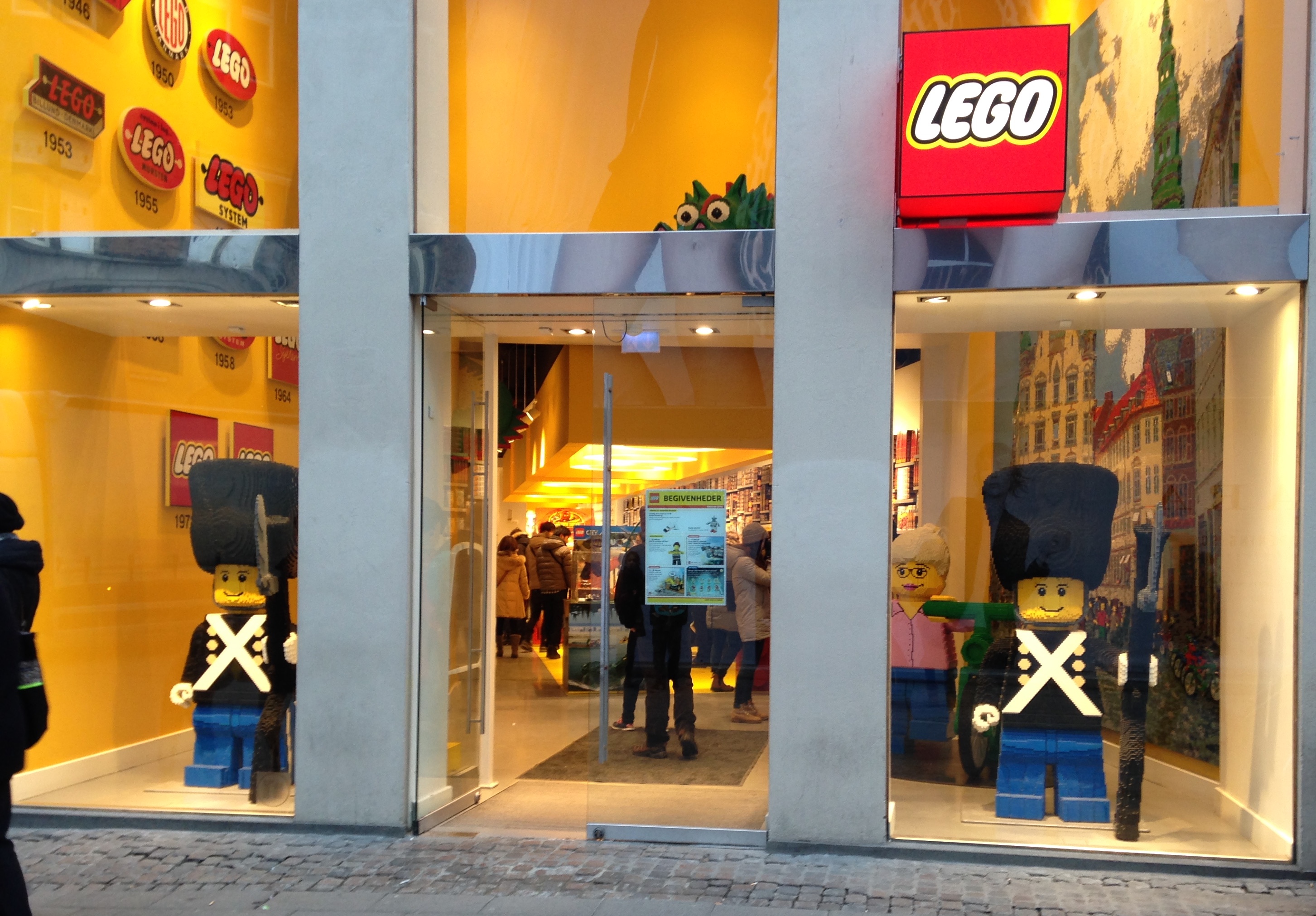 Une nouvelle campagne Lego pour lutter contre les stéréotypes - Stratégie  de marque > Marques 